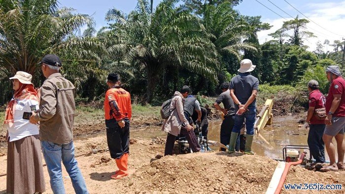 BPBD Mamuju Tengah melakukan asesmen di lokasi tanah bergerak diduga likuifaksi.