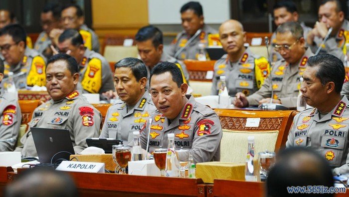 Kapolri Jenderal Listyo Sigit Prabowo rapat bersama Komisi III DPR, 11 Novemer 2024. (Dok Polri)